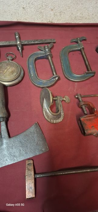 Várias ferramentas e utensílios antigos