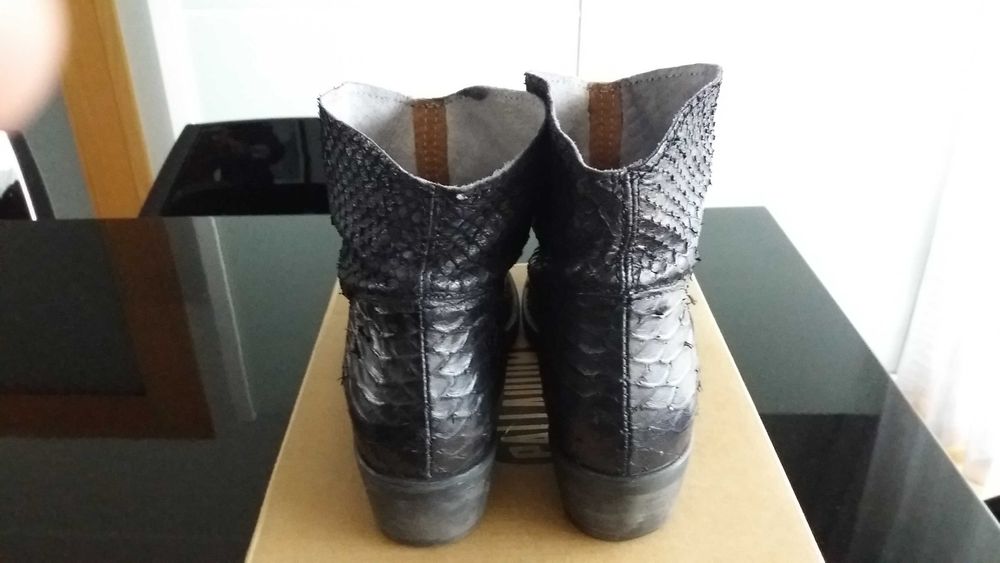 Botas em pele genuína
