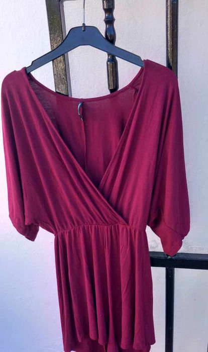 Macacão bordô, tamanho S da Stradivarius 5€