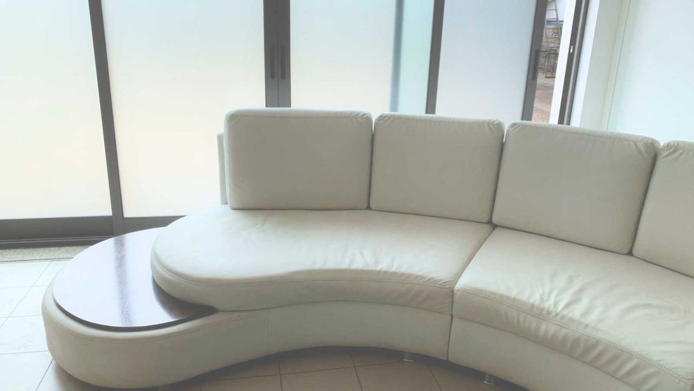 Sofá grande branco curvado