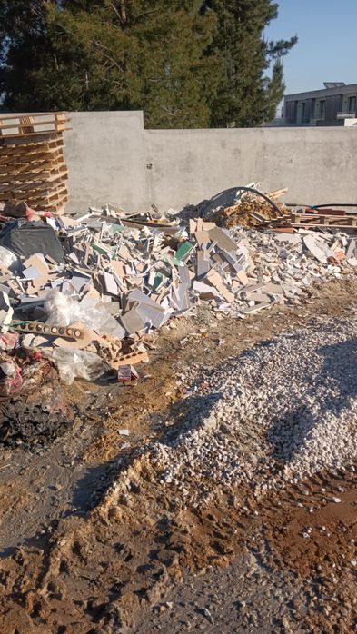 Recolha de entulho/abrir buraco para piscina com recurso a bobcat e camião
