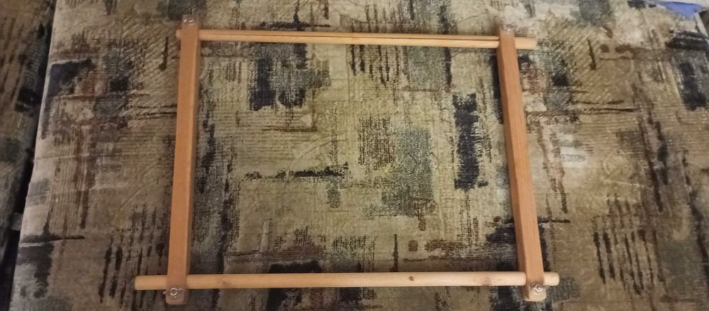 Рамка для вышивания бисером б.у в хорошем состоянии регулируемая.