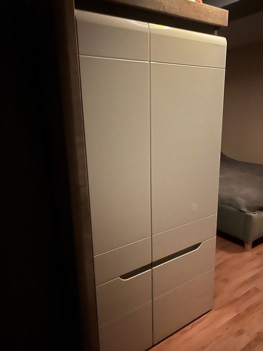 Szafa Irma IM-9 w białym połysku z wstawkami w kolorze dąb maggia.
