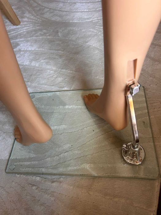 Manequim feminino de corpo inteiro em excelente estado.
