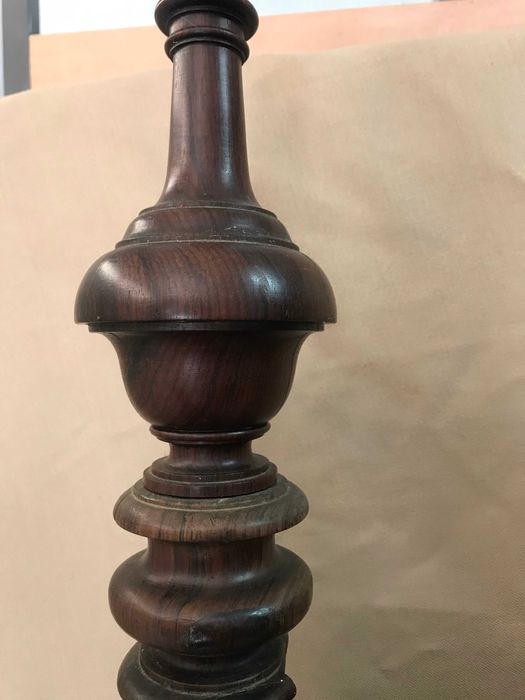 Cama muito antiga em pau preto