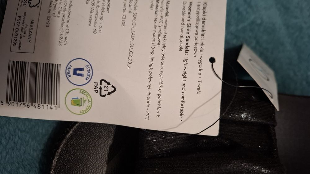 Czarne klapki ze zdobieniami