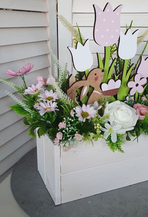 Wiosenna dekoracja, skrzynka, zajączek
