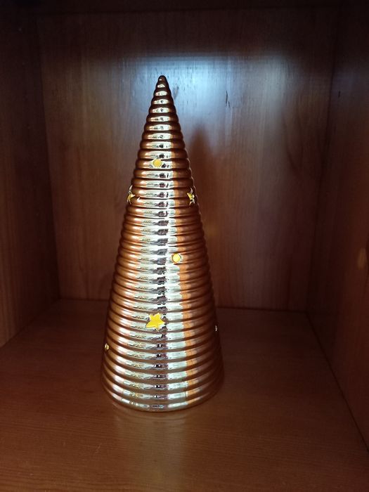 Árvore de natal em metal dourado com luz interior