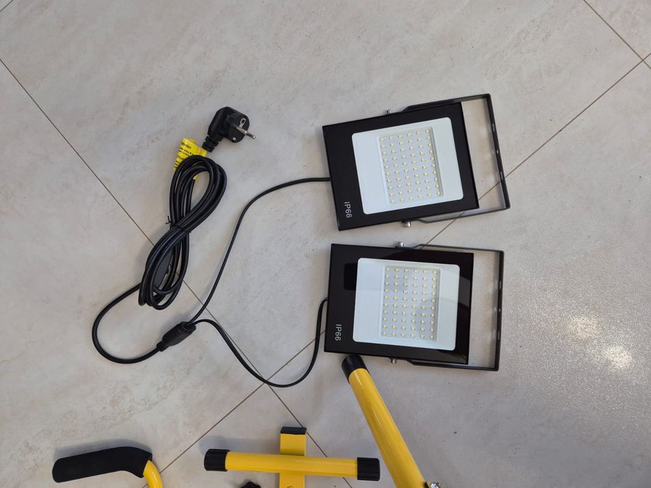 Opis produktu: Stojak z dwoma lampami LED roboczymi