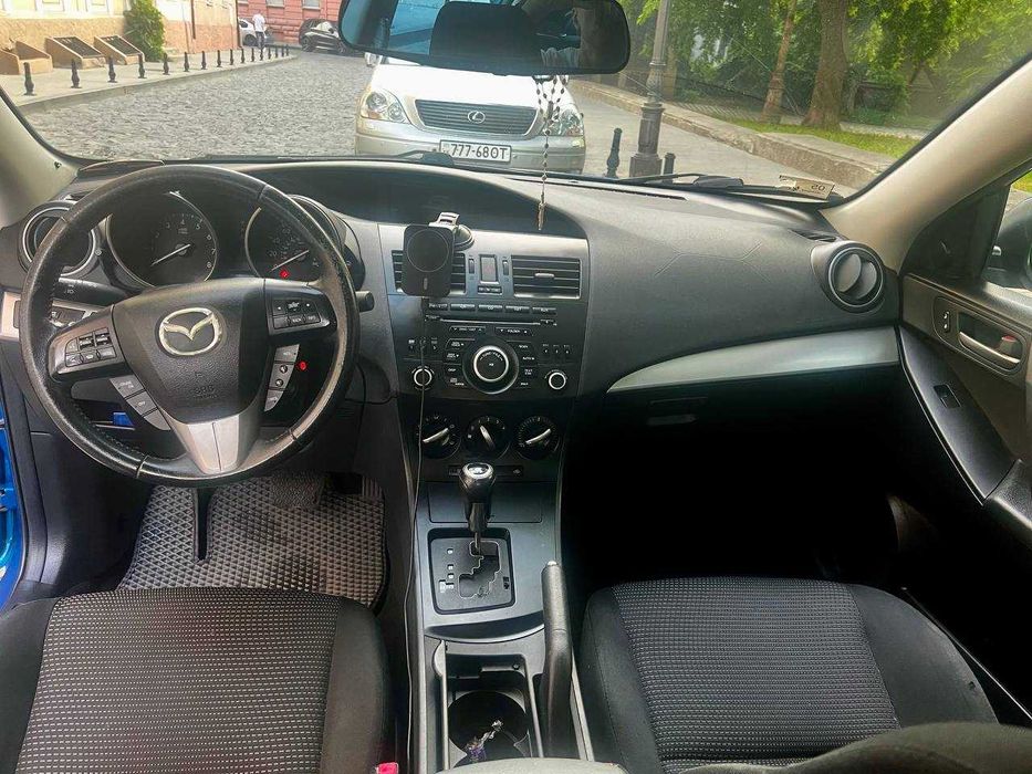 Mazda 3 автомобіль
