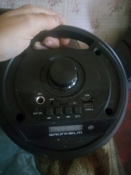 Блютуз колонка в робочому стане