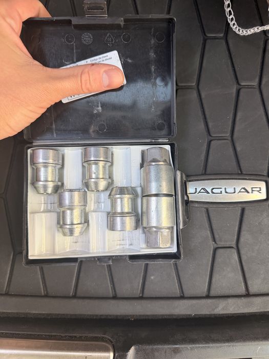 Секретні гайки на jaguar