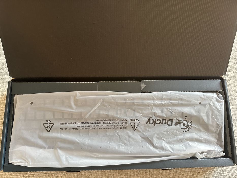 Teclado mecânico Ducky One 2 100% RGB cherry silent red