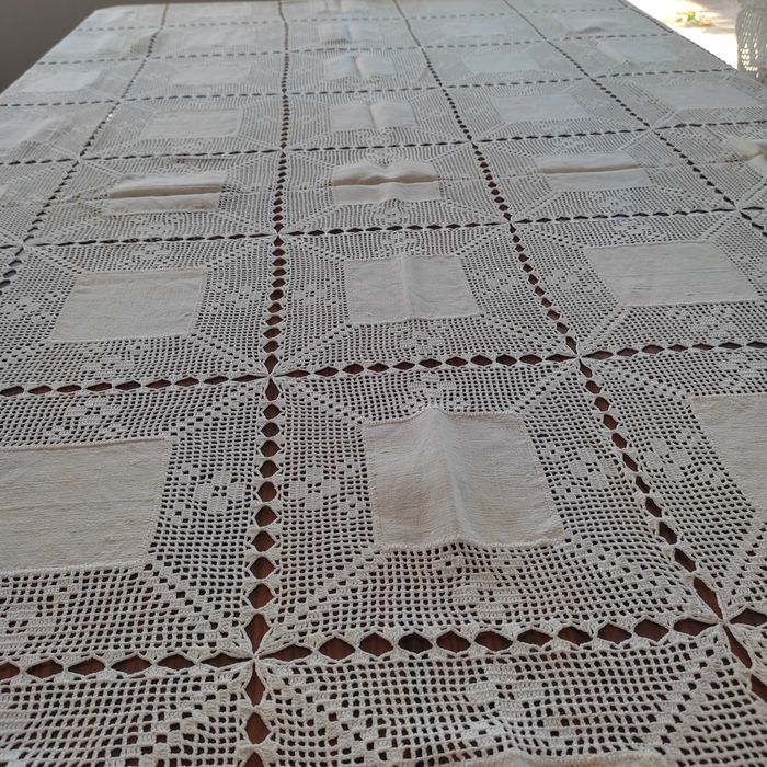 Toalha de mesa em linho e crochê