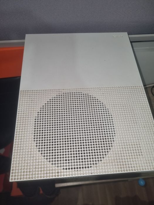 Troco/vendo Xbox one S de 1terabyte com comandos e 5 jogos