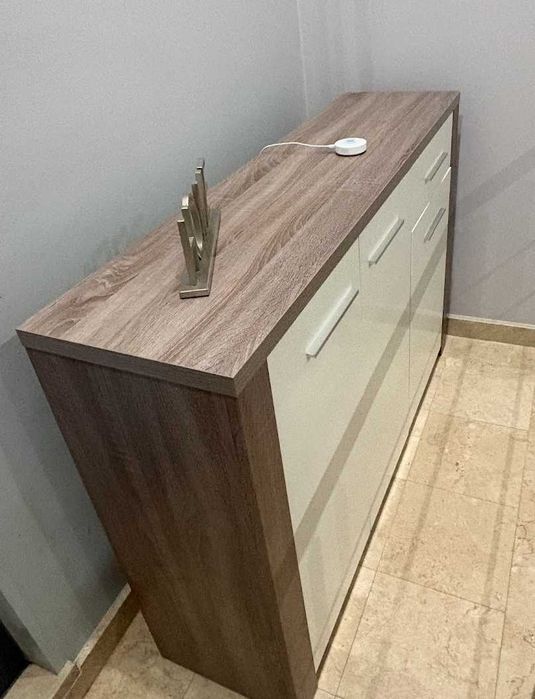 Consola com portas brancas