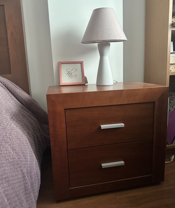 Conjunto de Quarto (cama, mesas de cabeceira e cómoda)