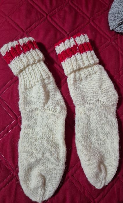 Skarpety z wełny owczej robione ręcznie.