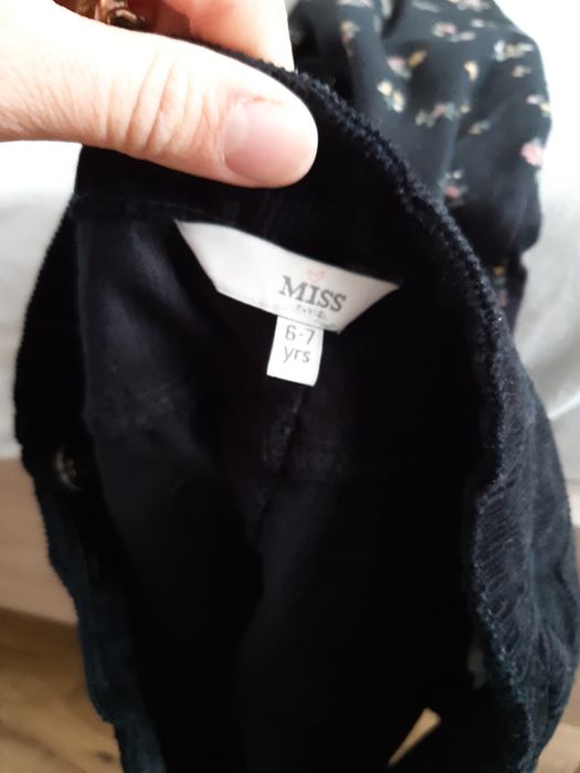 Spódniczka czarna elegancka bez wad. 
Polecam moje inne oferty znajdzi