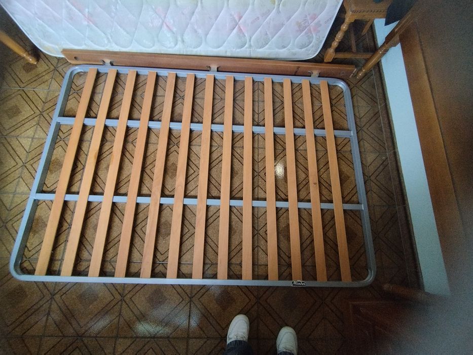 Cama Semi-Nova com Mesas de Cabeceira