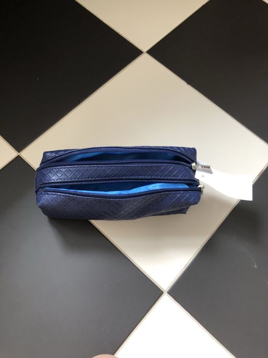 granatowy piórnik kosmetyczka