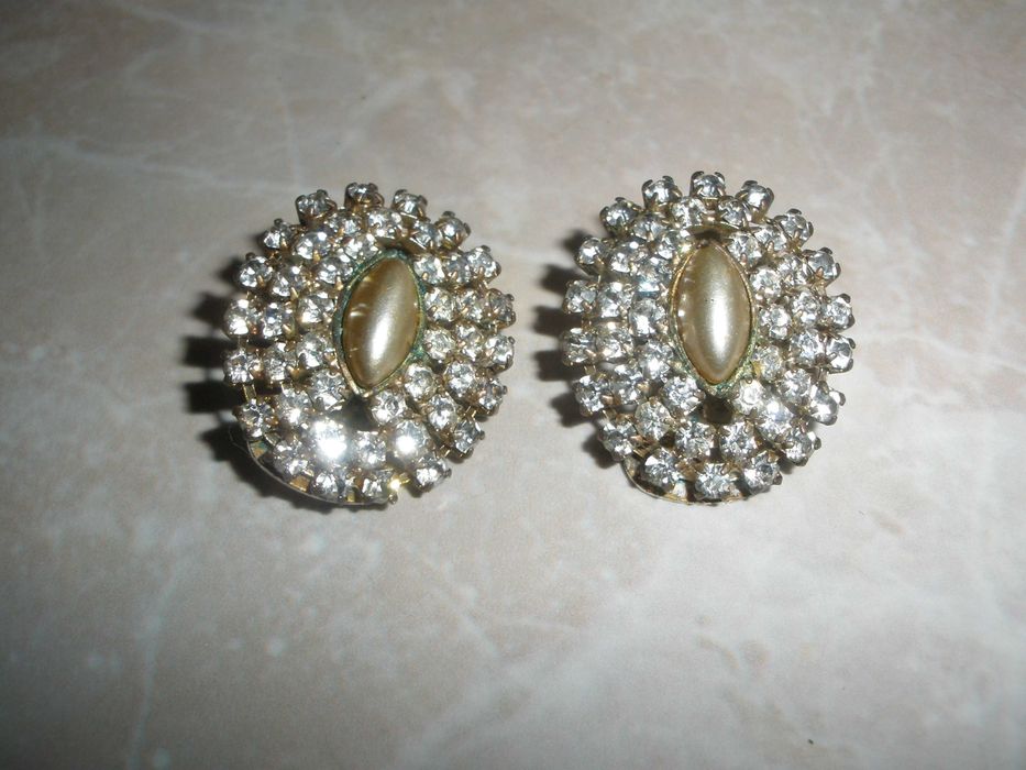 кліпси нарядні з білого металу з камнями