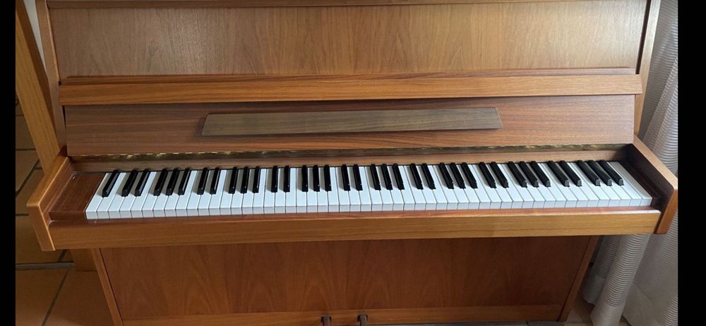 Pianino Nordiska piano futura  od stroiciela TRANSPORT WNIESIENIE SERWIS  od pierwszego właściciela z niemiec.
