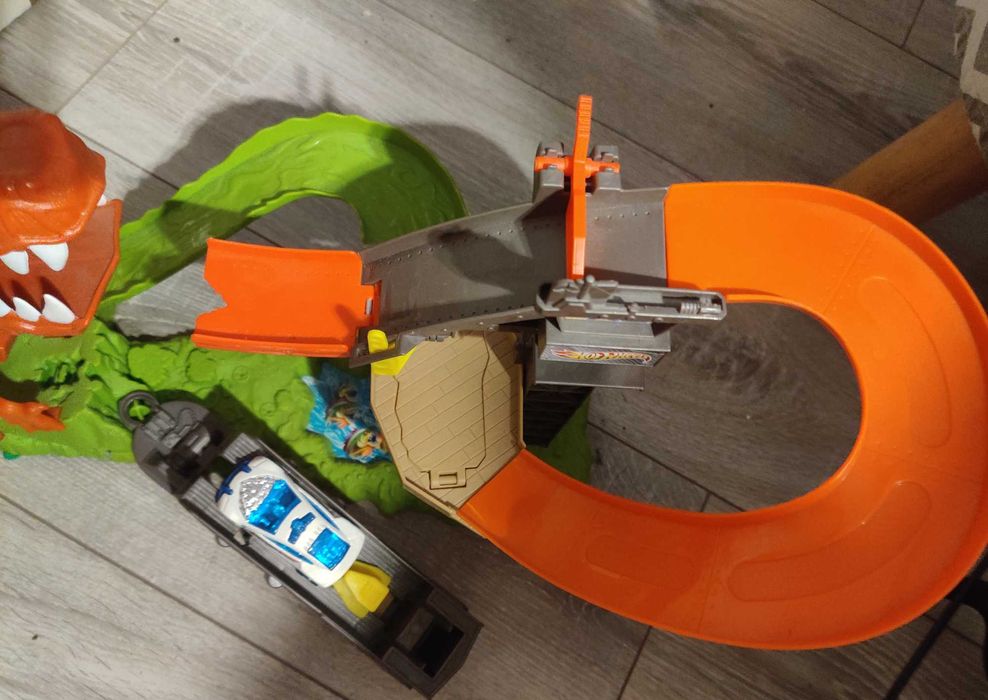 Hot wheels T-rex plus samochodzik