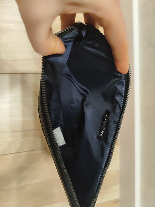 Косметичка золотого кольору Lancome