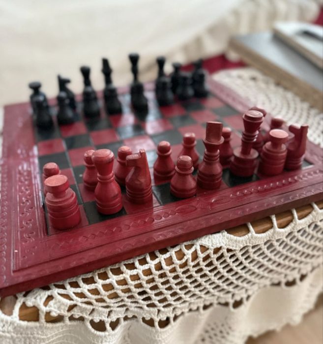Jogo de Xadrez Vintage em Madeira com Moldura em Couro Trabalhado