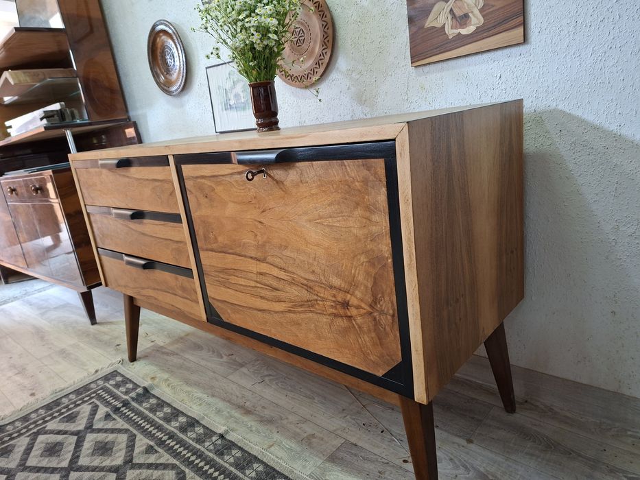 Komoda RTV po renowacji – drewno + czarne akcenty | Mid-Century Modern