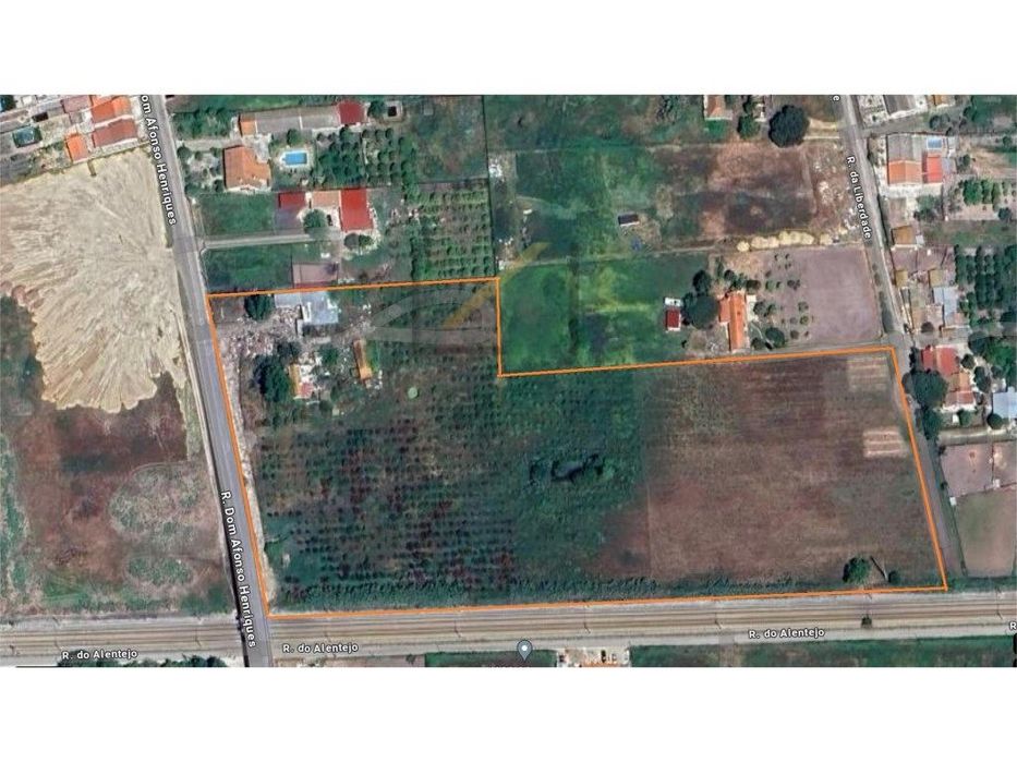 Mixed land with 30,770 m2, including 3 houses requiring full renovation ...