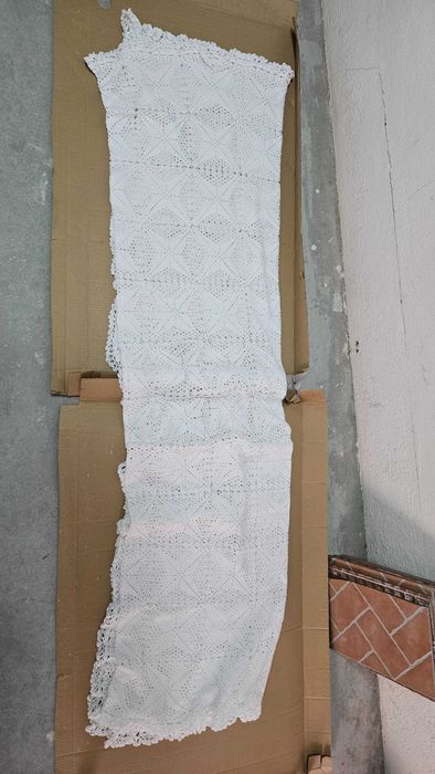 Vários artigos de renda, naperons, toalhas, colchas