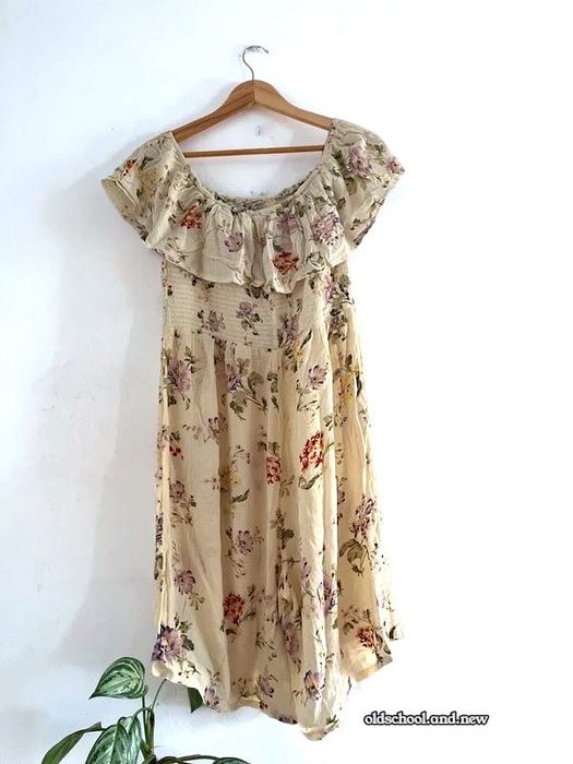 Macacão floral 44 bege fluido verão elegante