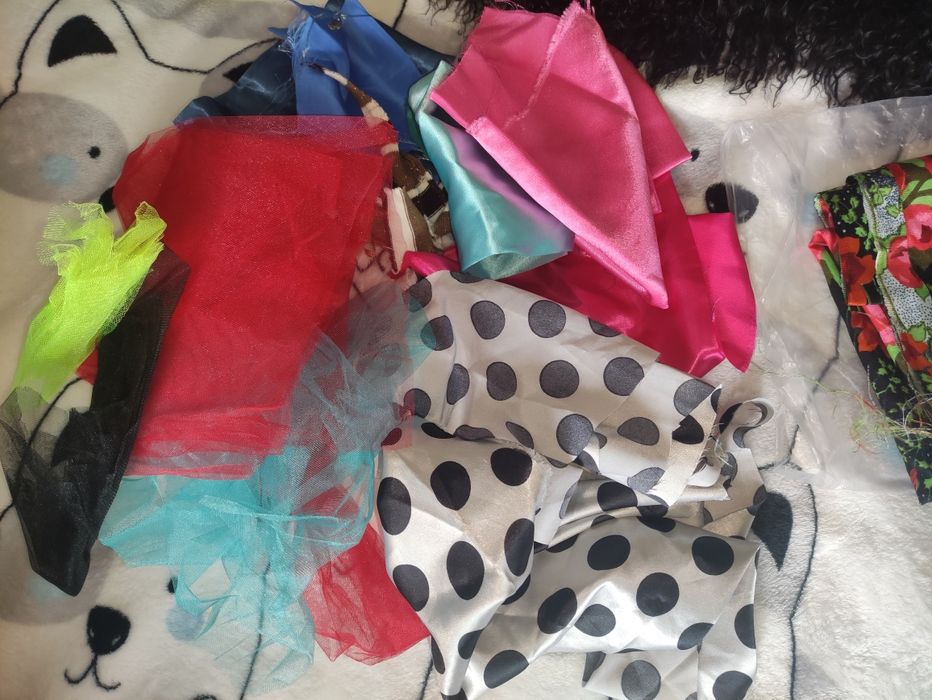 Залишки тканин,  коміри з хутра, клаптики