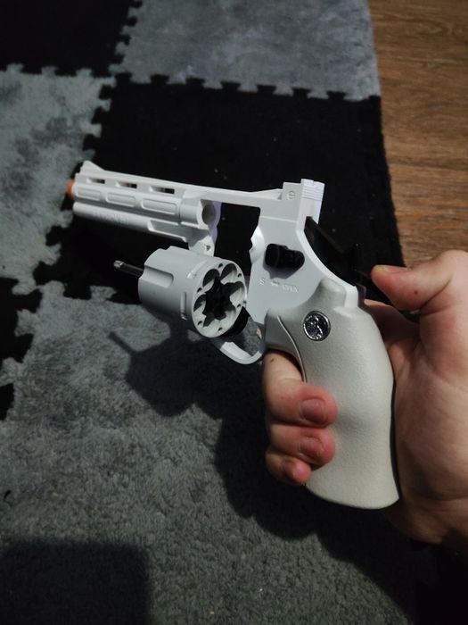 Zabawkowy rewolwer pistolet