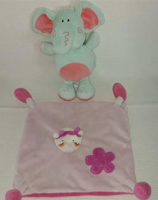 Peluches, televisão musical, caixa musical e/ou jogos musicais...