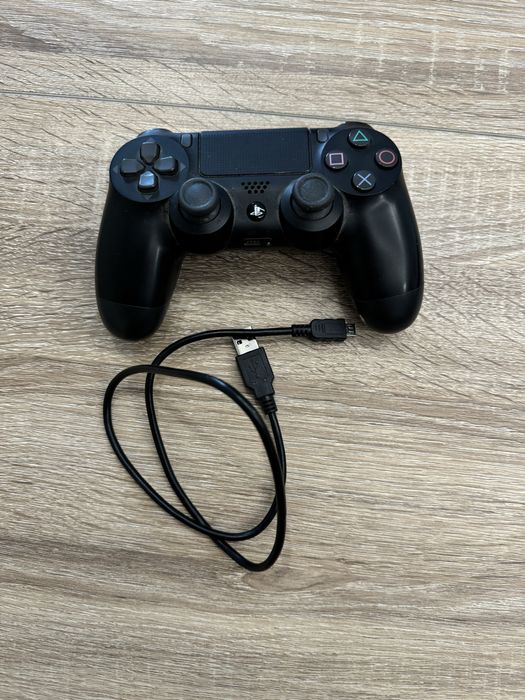 Playstation 4 slim + comando + jogos