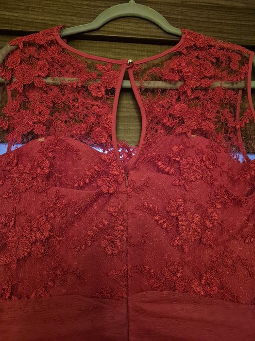 Śliczna, kobieca suknia z koronkami w rozmiarze 44