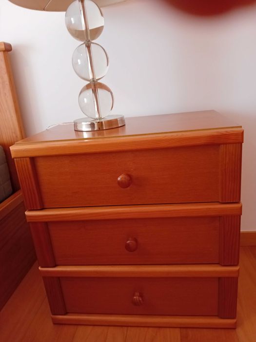Quarto de cama com camiseiros e colchão
