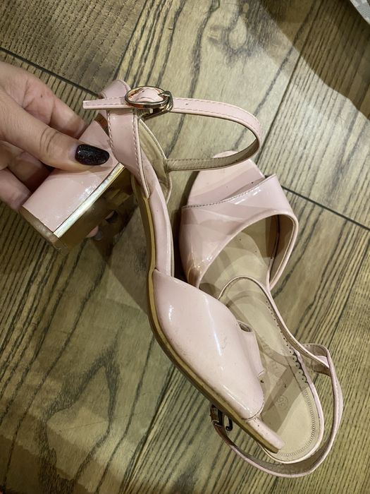 Босоніжки, лакове взуття