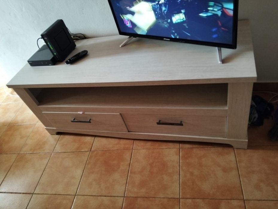 Móvel para TV com duas gavetas