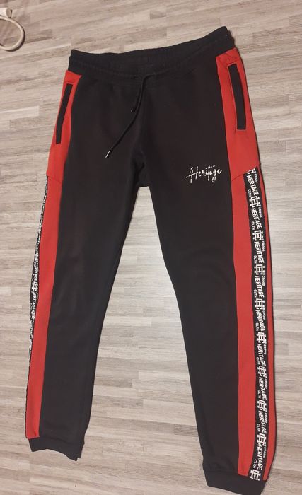 Spodnie dresowe marki Cropp  M