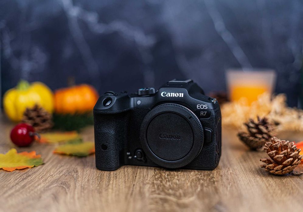 Canon EOS R7 – Stan jak nowy – < 1000 kliknięć – Pełny zestaw