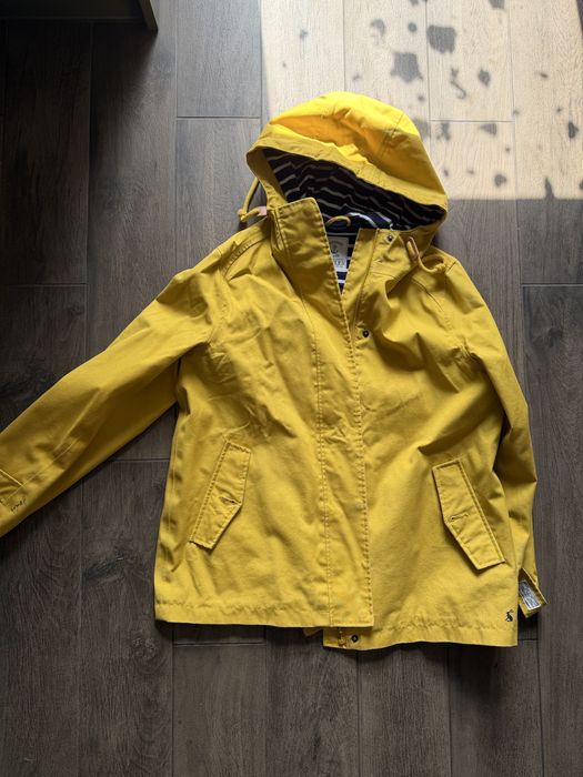 Весняна яскрава куртка дощовик