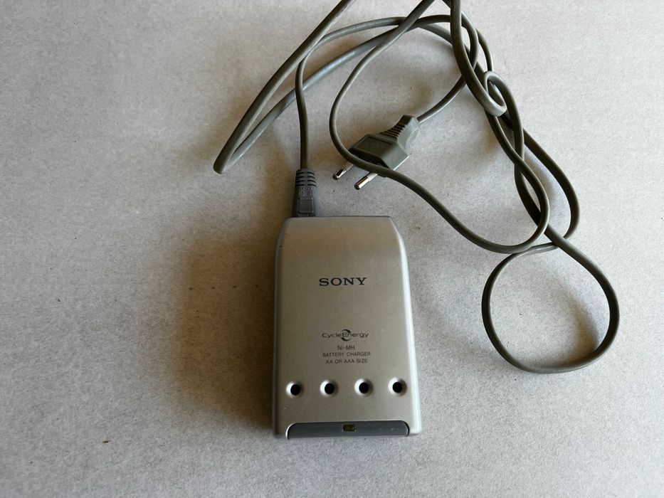 Carregador Pilhas Sony CycleEnergy Ni-MH AA AAA Recarregáveis BCG-34HE