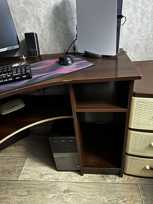 Угловой компьютерный стол