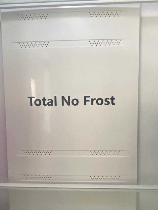 Frigorífico combinado branco Hisense NO FROST.