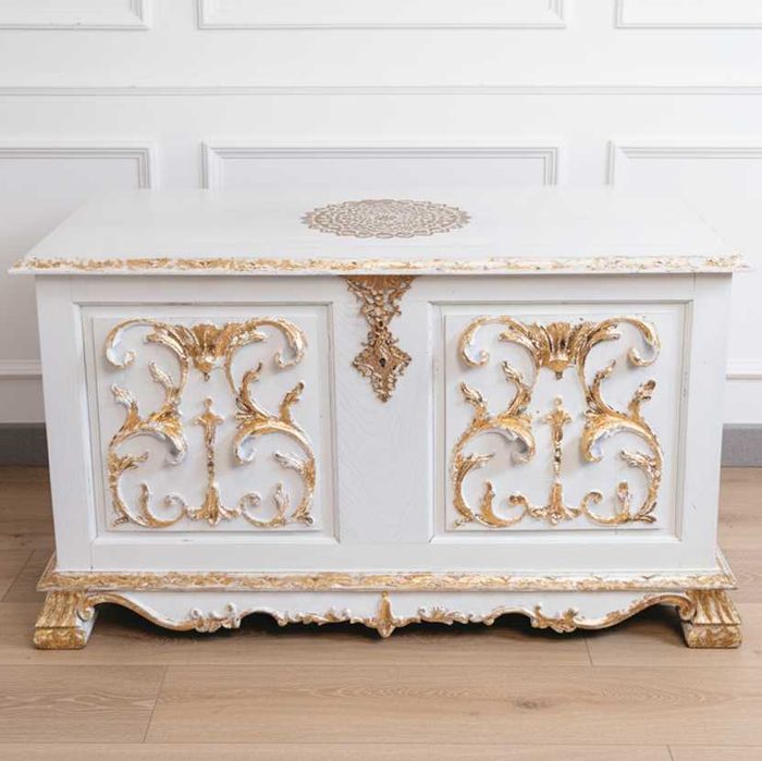 Baú Versailles Branco e Dourado