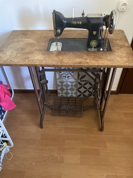 Máquina de Costura Antiga OLIVA, a Funcionar, com Móvel e Pedal Original